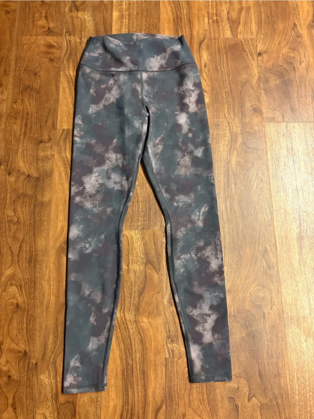 ALO Yoga Marble-Effect High-Rise Leggings in Black and Gray